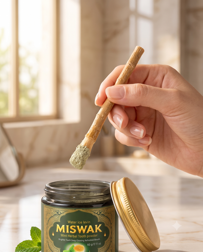 Poudre dentifrice Miswak Oralys dans un récipient, soin dentaire naturel à base de Miswak, pour l'hygiène bucco-dentaire.